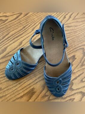 Clarks 13288 Gray/Navy Blue Leather Closed-Toe Sandals, Women’s Sz 7